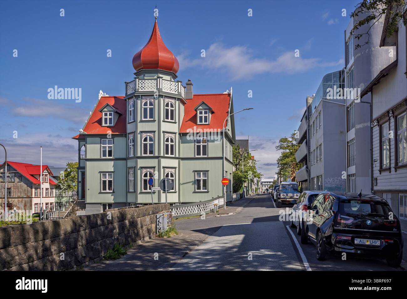 Grande edificio di tipo castello rosso e verde con caratteristica cupola rossa nel centro di reykjavik, Islanda, l'8 giugno 2025 Foto Stock