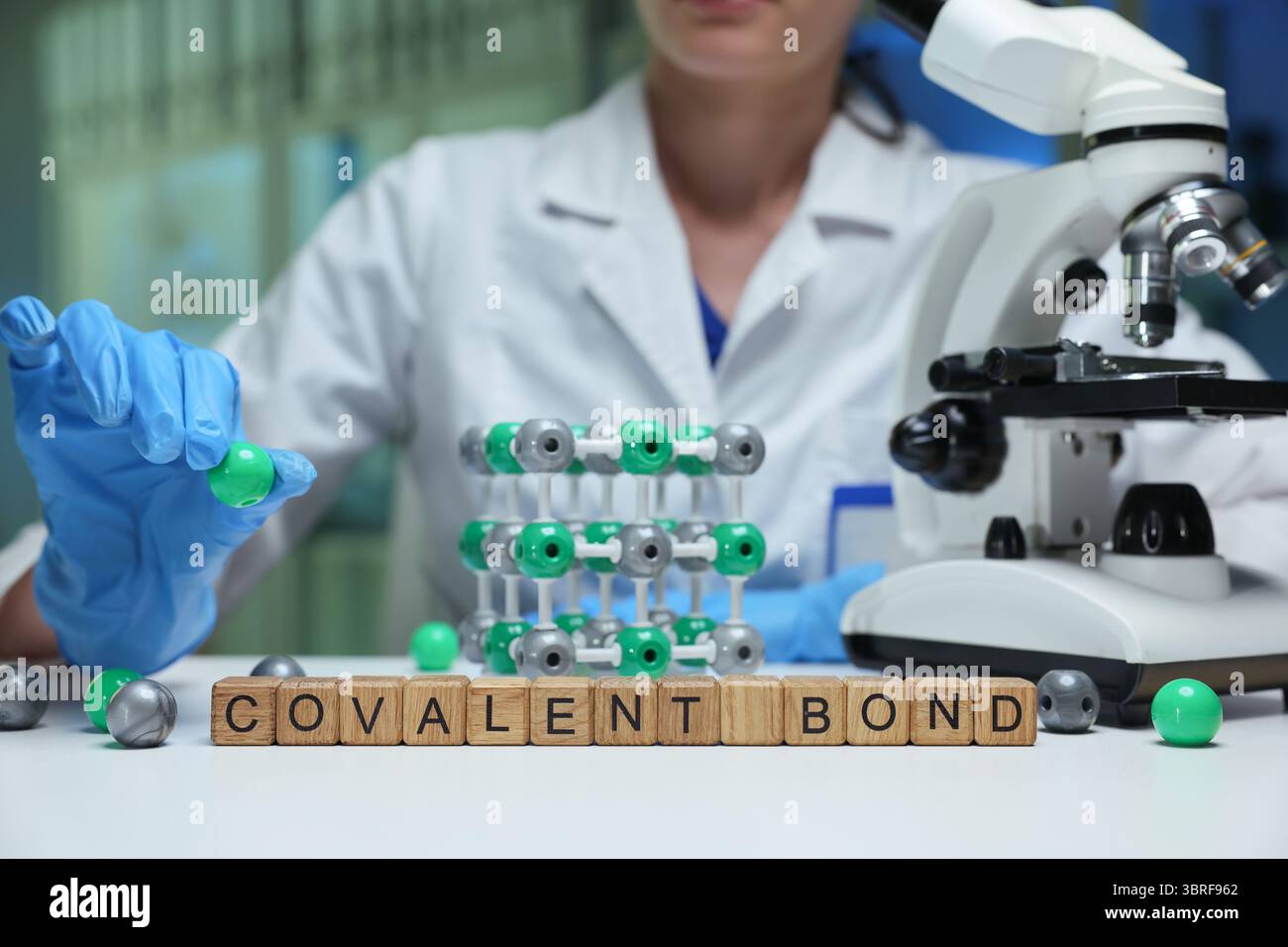 Esplorazione approfondita dei legami covalenti in chimica utilizzando una metodologia di modello molecolare coinvolgente Foto Stock