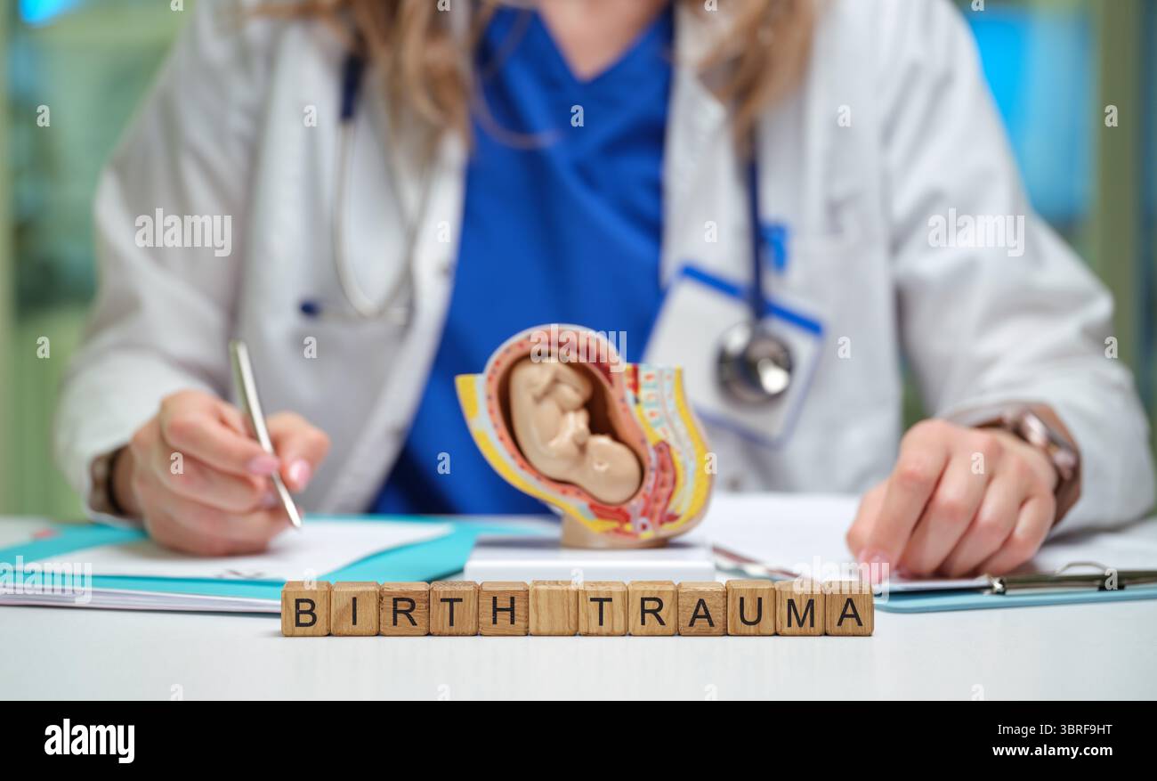 Una comprensione completa del trauma alla nascita nella pratica medica e le sue implicazioni Foto Stock
