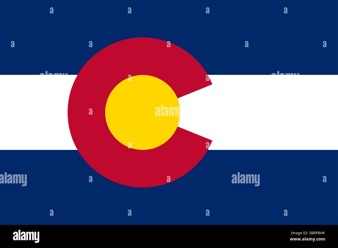 Bandiera del Colorado, Stati Uniti – tribanda orizzontale blu-bianco-blu con "C" rossa contenente disco dorato, illustrazione vettoriale, design piatto Illustrazione Vettoriale