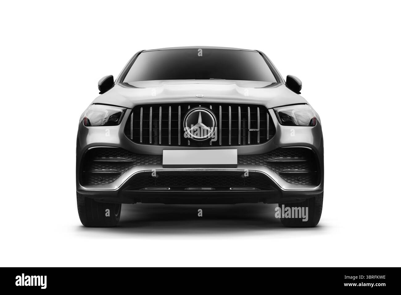 Mosca, Russia - ottobre 25 2024: Foto in studio di un SUV Mercedes 4MATIC, vista frontale completa, sfondo PNG bianco Foto Stock