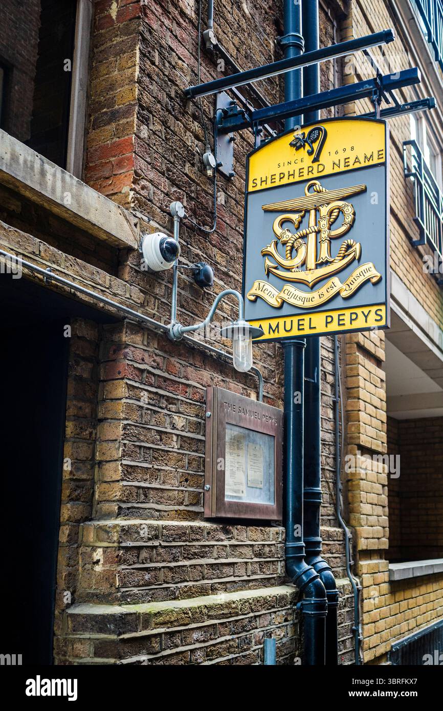 Sign of the Samuel Pepys, pub unico sul fiume a Stew Lane, ospitato in un magazzino di tè Thameside del XIX secolo nella City di Londra, in Inghilterra Foto Stock