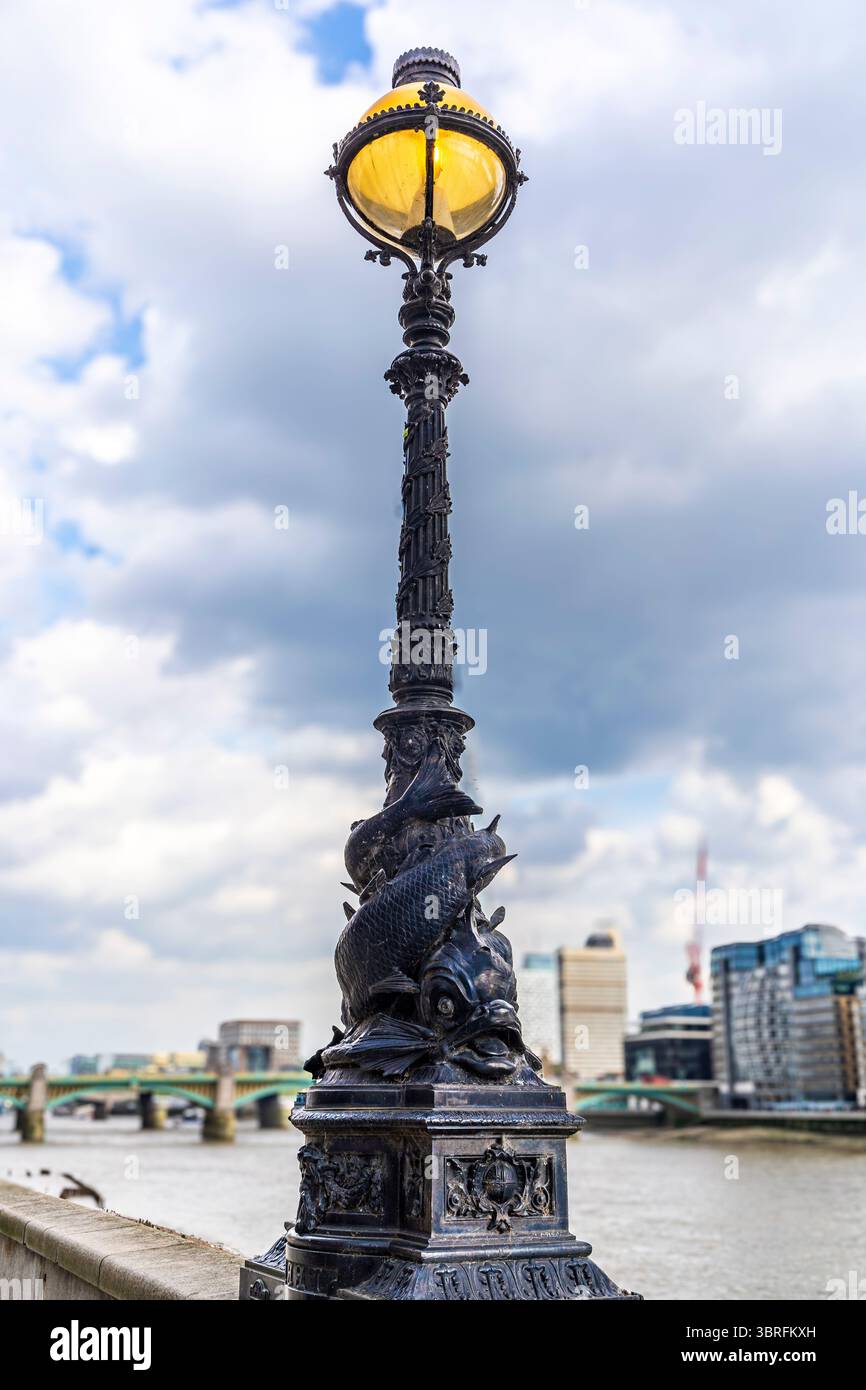 Lampada a delfini vittoriana ornata di George John Vulliamy e Charles Henry driver lungo il fiume Tamigi sul Victoria Embankment nel centro di Londra, Regno Unito Foto Stock