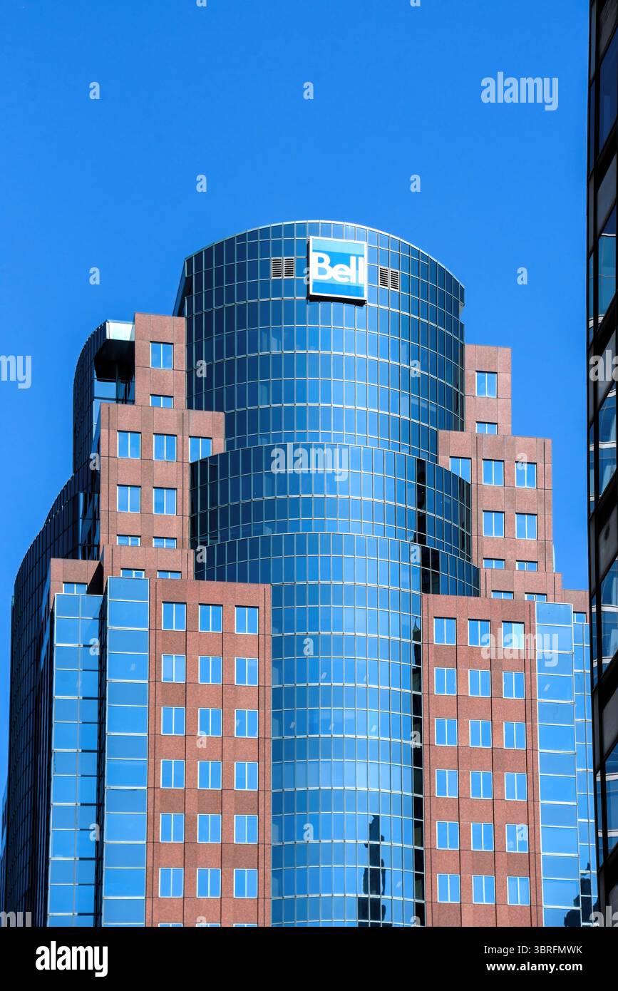 Montreal, Canada - la Bell Media Tower è un grattacielo di 30 piani sulla McGill College Avenue nel centro di Montreal. Ha ospitato Astral Media, che da allora lo ha fatto Foto Stock