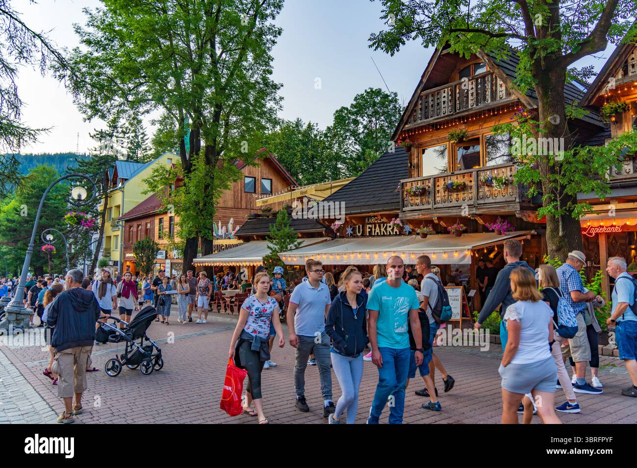 Gente che visita Krupowki, la strada principale di Zakopane, Polonia Foto Stock