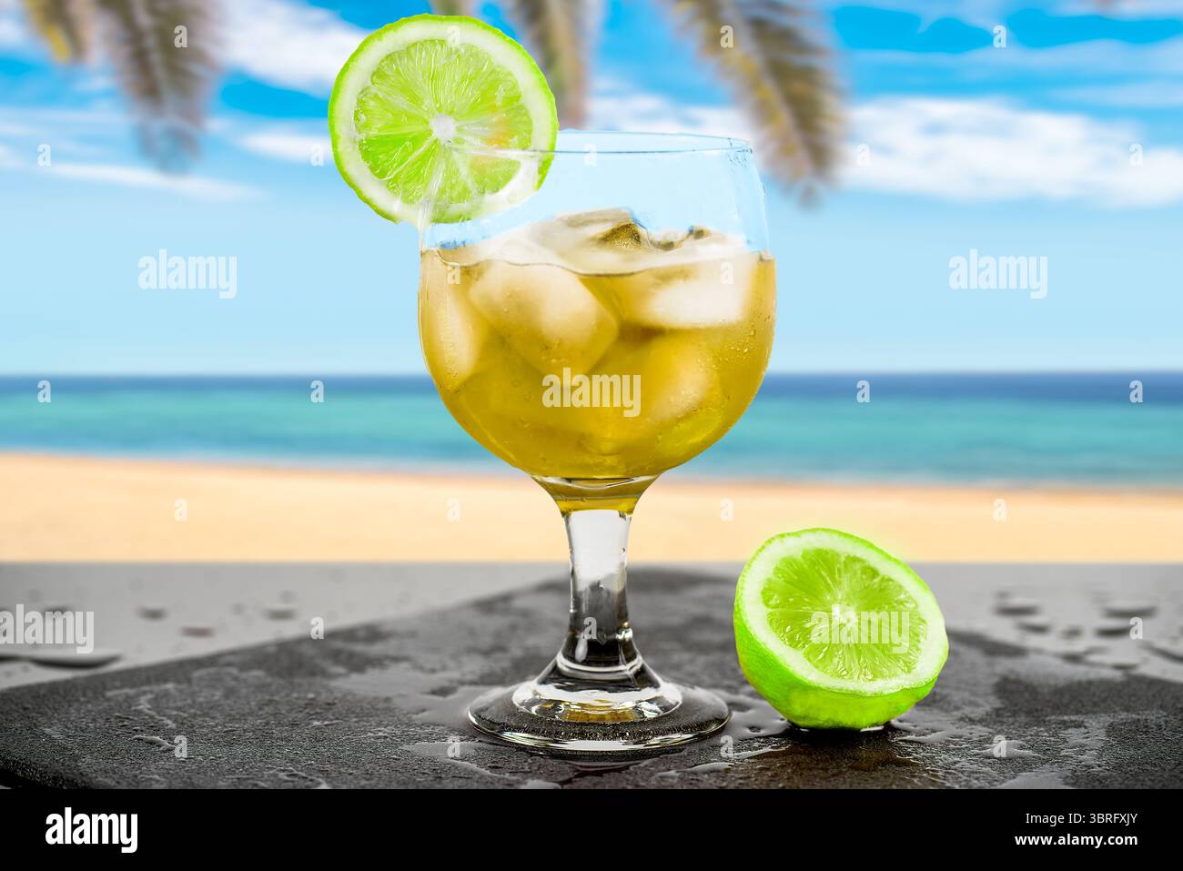 Cocktail tropicali vicino alla spiaggia Foto Stock