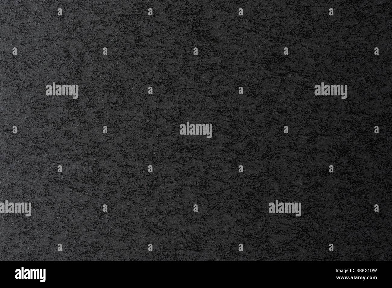 Vista ravvicinata della carta scura, superficie testurizzata che mostra motivi e toni complessi che aggiungono profondità e interesse. Foto Stock