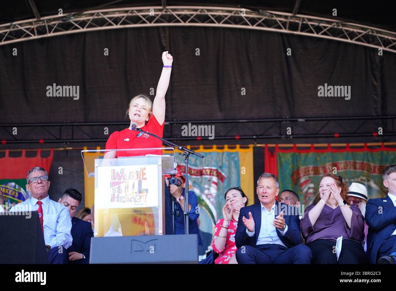 Durham, Regno Unito, 12°. Luglio 2025. Sharon Graham, Segretario generale di Unite the Union, tiene un discorso all'Old Racecourse durante il 139° Durham Miner's Gala. Graham si è concentrato sui diritti dei lavoratori, sulla giustizia economica e sulla necessità di un movimento sindacale più forte. Il Gala, noto anche come "grande incontro”, celebra l'eredità della solidarietà della classe operaia e rimane una data importante nel calendario sindacale. (Foto di Lewis Langstaff-Wood/Alamy Live News) Foto Stock