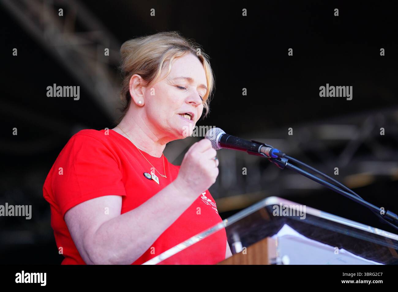 Durham, Regno Unito, 12°. Luglio 2025. Sharon Graham, Segretario generale di Unite the Union, tiene un discorso all'Old Racecourse durante il 139° Durham Miner's Gala. Graham si è concentrato sui diritti dei lavoratori, sulla giustizia economica e sulla necessità di un movimento sindacale più forte. Il Gala, noto anche come "grande incontro”, celebra l'eredità della solidarietà della classe operaia e rimane una data importante nel calendario sindacale. (Foto di Lewis Langstaff-Wood/Alamy Live News) Foto Stock