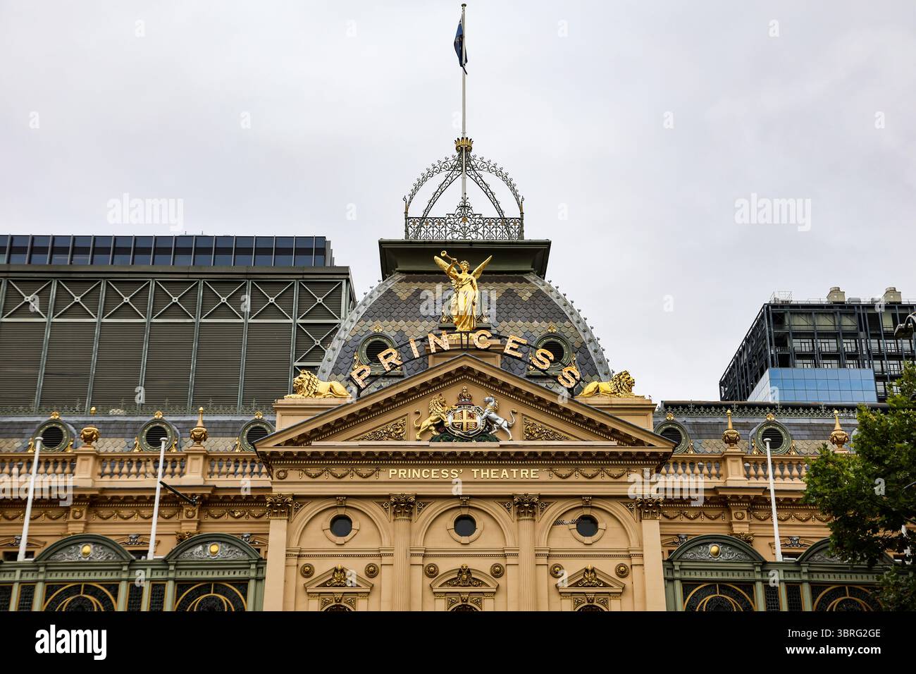 Facciata del Princess Theatre, costruito nel 1886 in stile architettonico del secondo Impero con influenza neoclassica, nel centro di Melbourne, Victoria, Austra Foto Stock