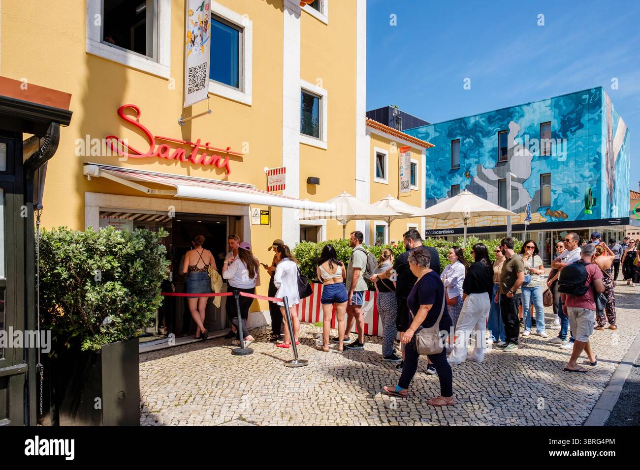Clienti, persone in attesa in coda presso la gelateria Santini, gelateria a Cascais, quartiere di Lisbona, Portogallo Foto Stock