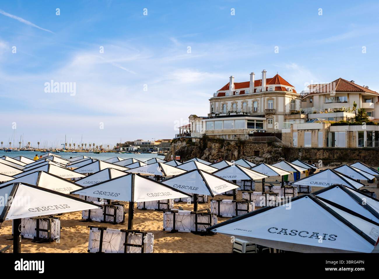 Praia da Duquesa, fronte spiaggia di Cascais con Albatroz Hotel sullo sfondo, città di Cascais, Lisbona, Portogallo Foto Stock