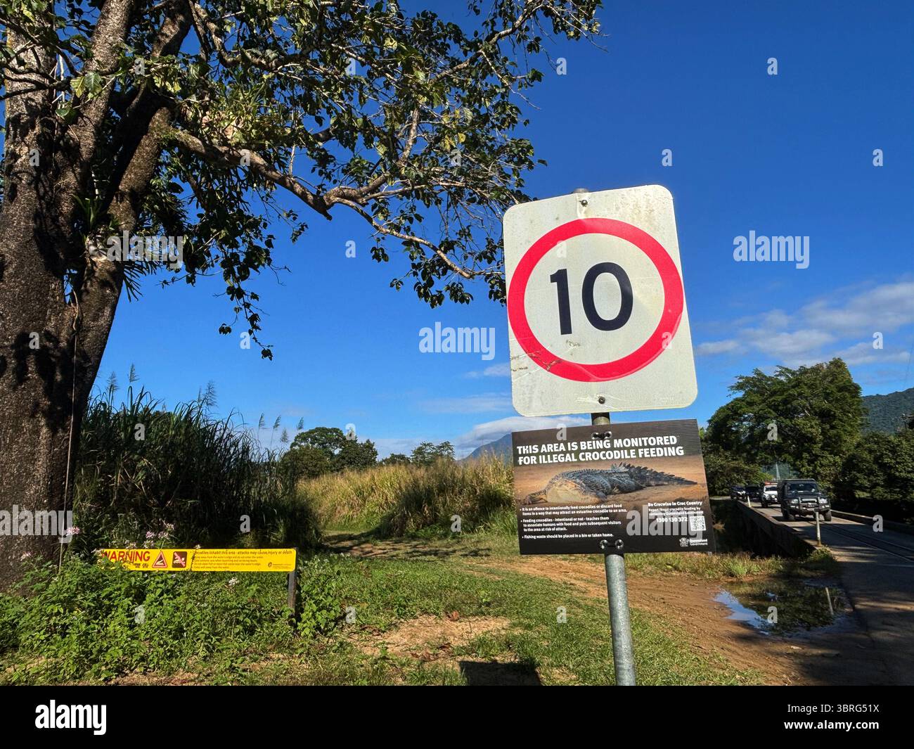 Segnaletica per l'alimentazione illegale dei coccodrilli a Clyde Bridge, Babinda, Queensland, Australia. Nessuna PR Foto Stock