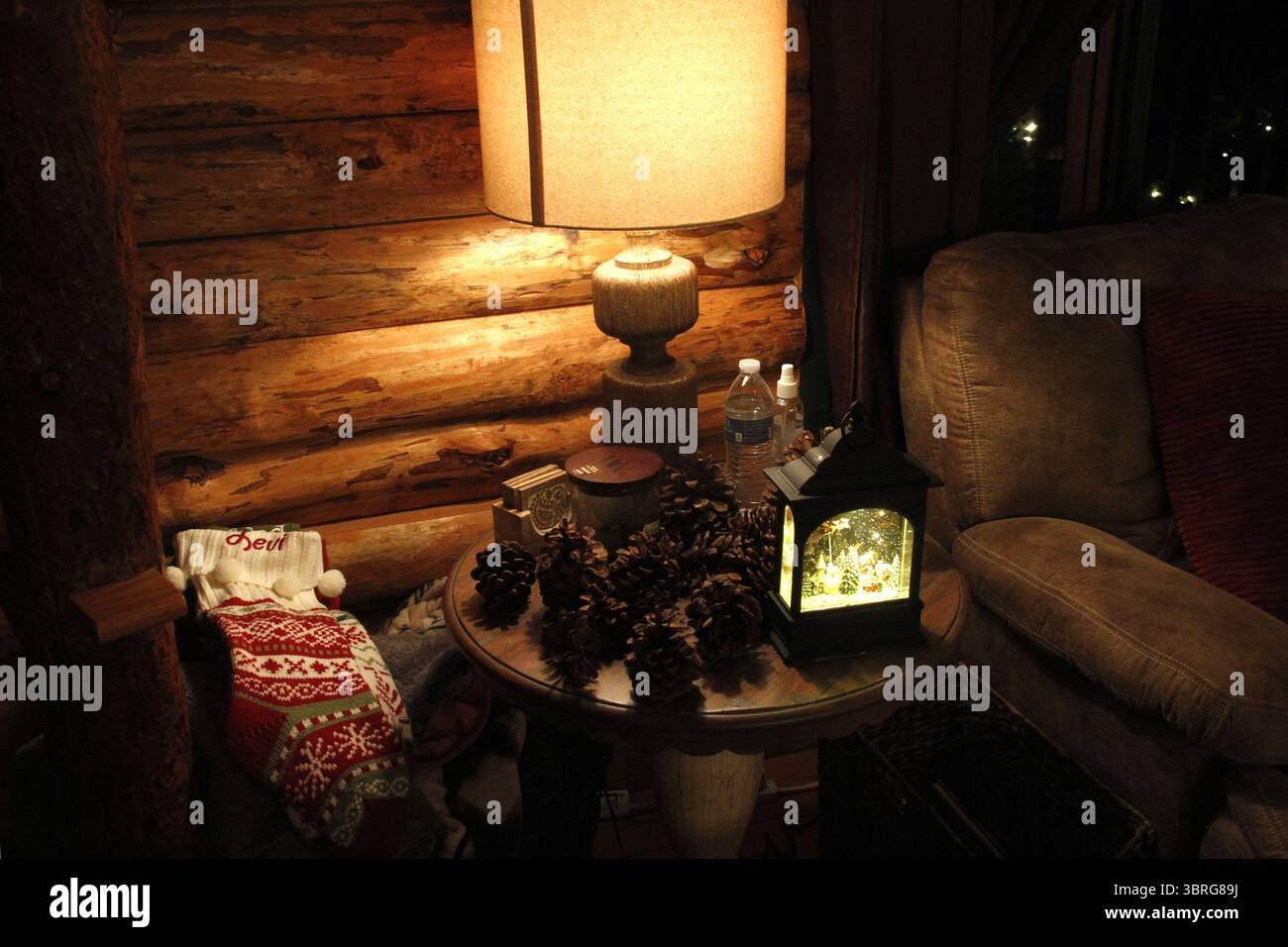 Accogliente arredamento natalizio all'interno di una cabina in legno Foto Stock