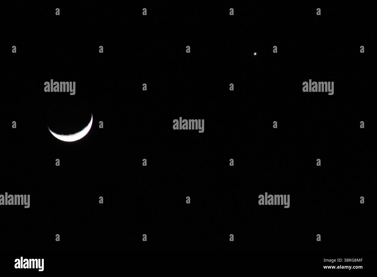 1° febbraio 2025. La luna e il pianeta Venere visti nel cielo notturno. Foto Stock