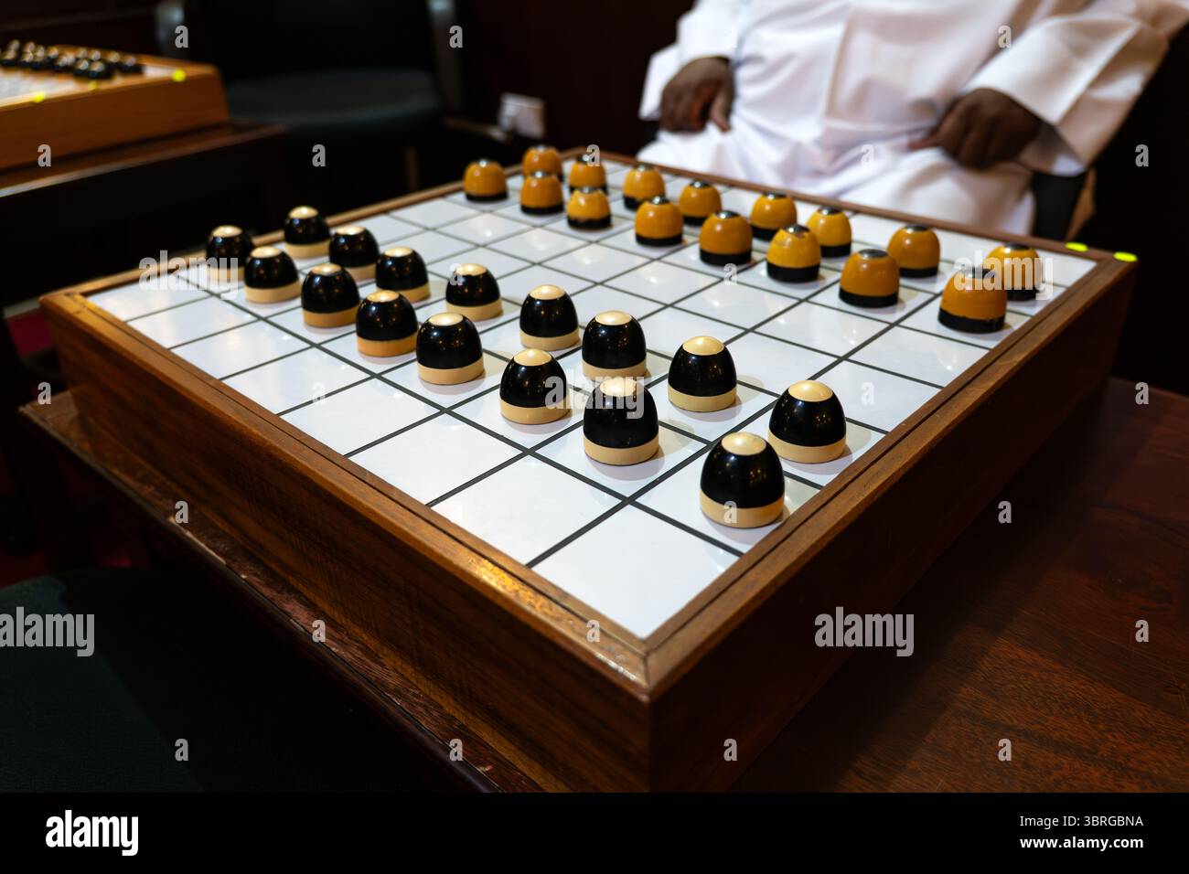 Dama è un tradizionale gioco da tavolo del Qatar o arabo giocato su una tavola a scacchi. Dama turca. gioco di dama Foto Stock