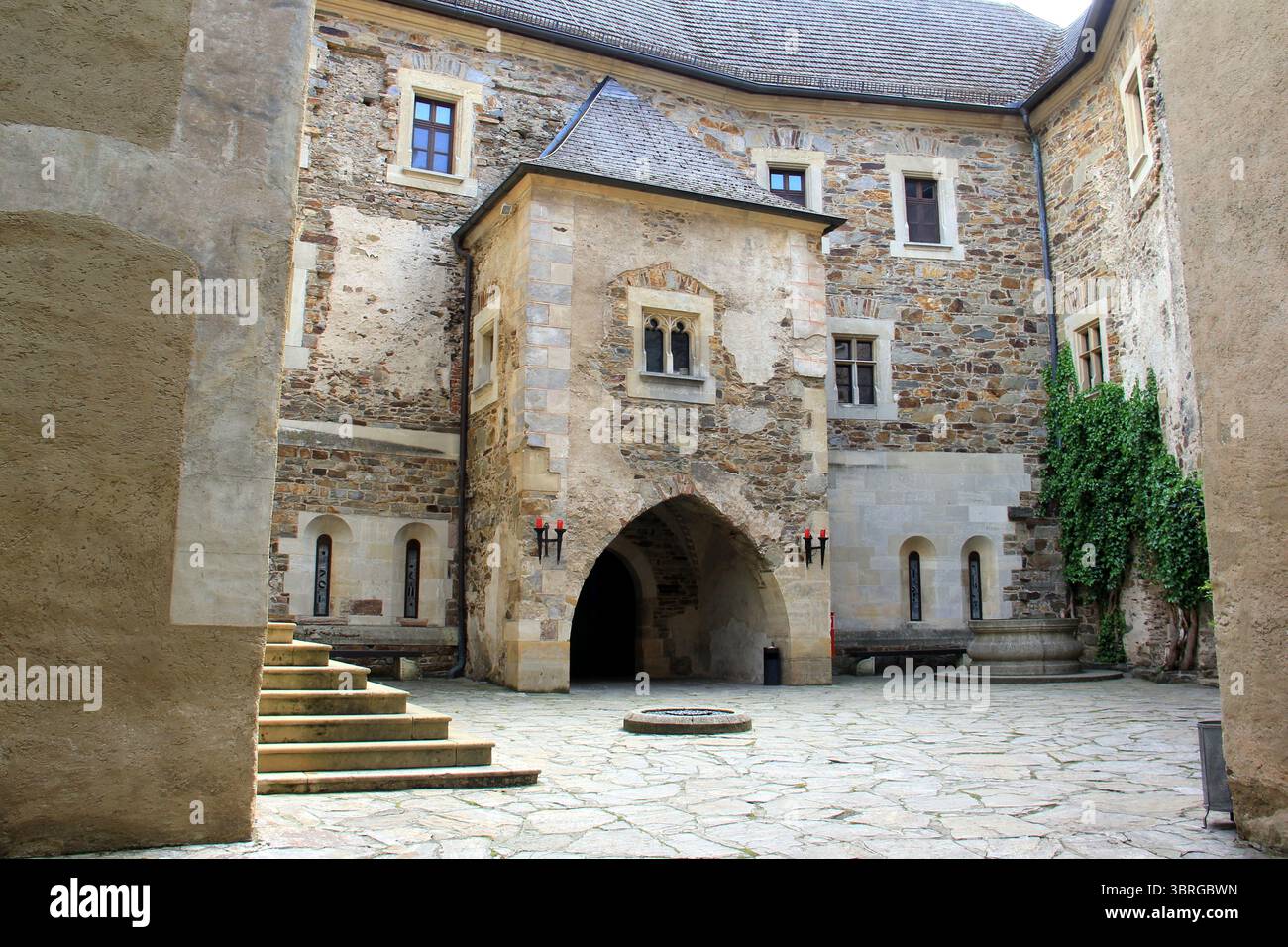 Cortile interno del castello medievale, Burg Lockenhaus, nel Burgenland, Austria orientale Foto Stock