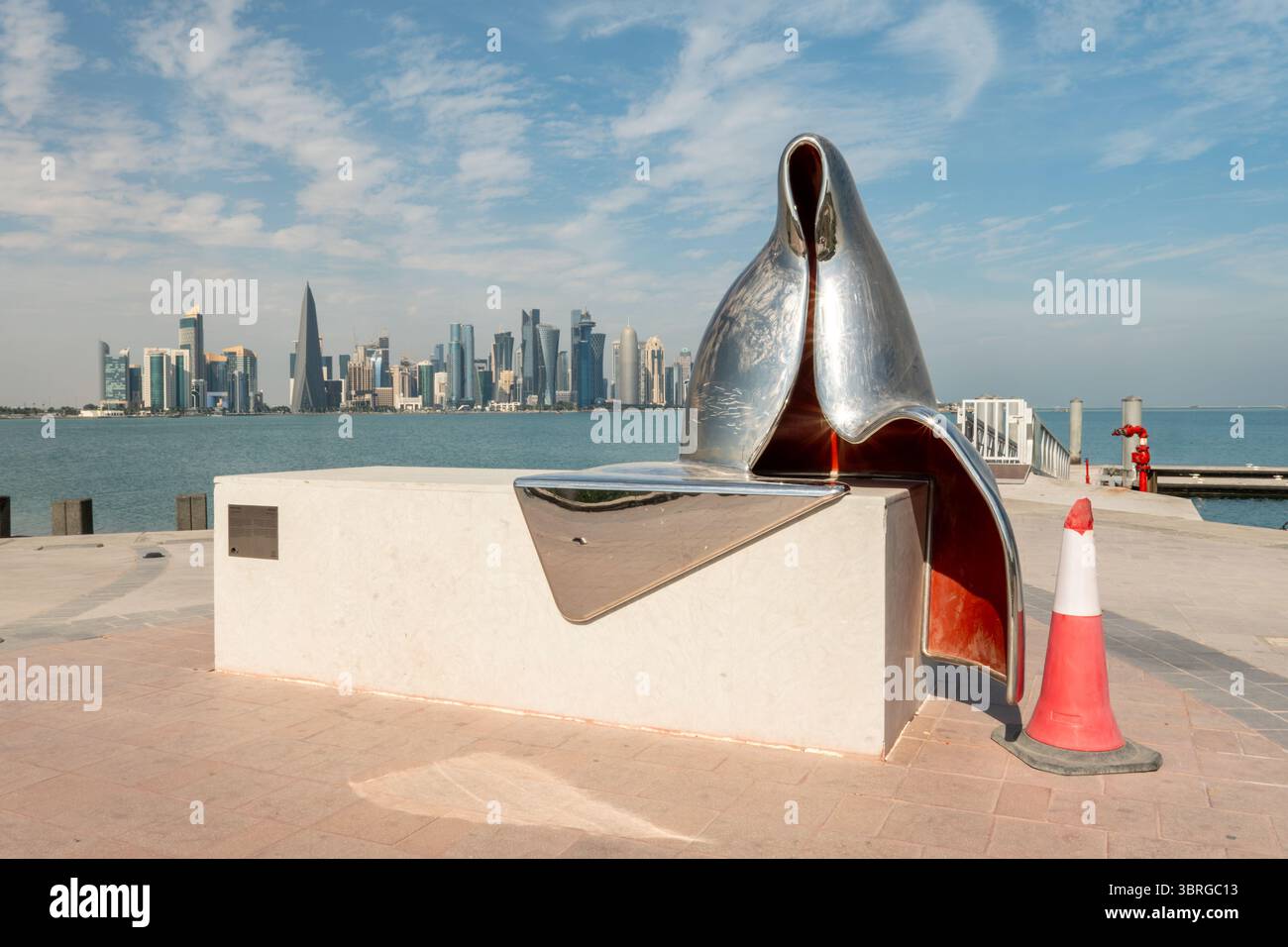 Toub Toub Ya Bahar scultura a Doha, Qatar, un'opera d'arte riflettente in acciaio inossidabile che simboleggia le donne in attesa dei marinai, ambientata sul lungomare e. Foto Stock