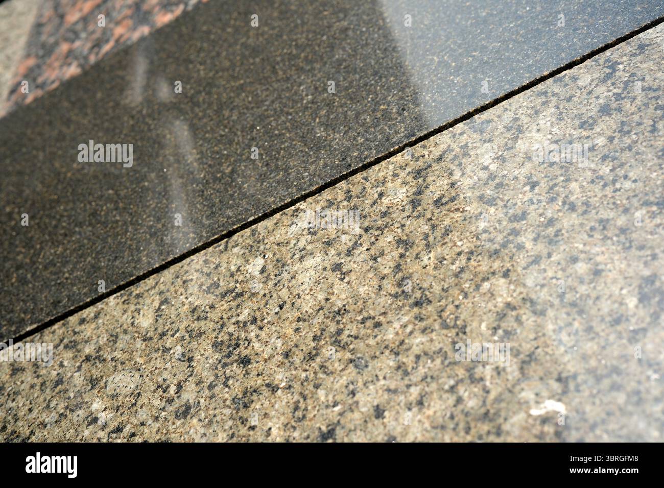 Vista ravvicinata delle texture in pietra lucida che ne evidenziano le variazioni di colore. Foto Stock