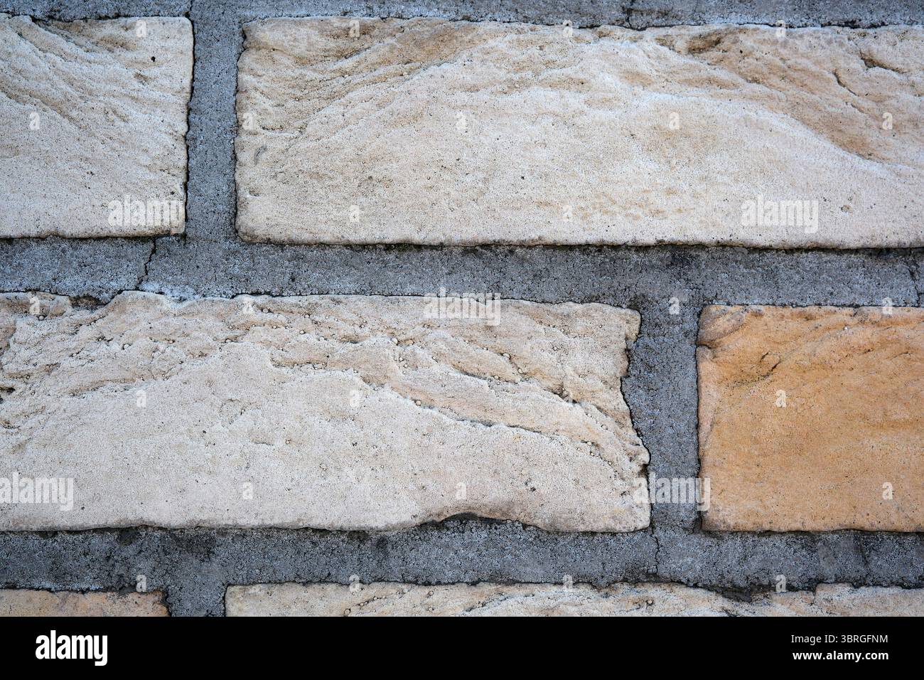 Pietre robuste rivestite in un motivo intricato, crogiolano nella luce del giorno. Foto Stock
