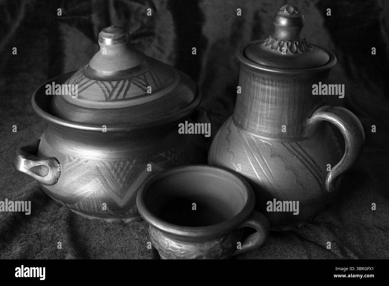 I vasi in argilla mostrano motivi e texture unici, celebrando l'arte. Foto Stock