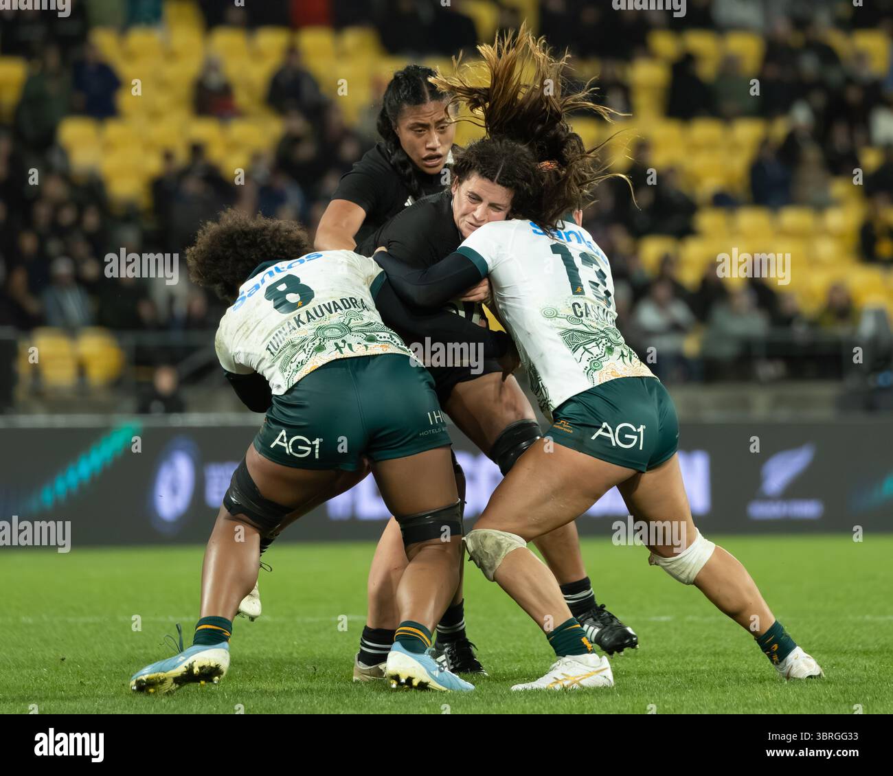Wellington, nuova Zelanda. 12 luglio 2025. New Zeland Lock Chelsea Bremner affronta una dura difesa da Wallaroos Tabua Tuinakauvadra (numero 8) e Charlotte Caslick (numero 13). Nuova Zelanda / Australia. Black Ferns contro Wallaroos. Laurie o'Reilly Cup. Rugby internazionale femminile. Sky Stadium. Wellington. Nuova Zelanda (Joe Serci/SPP) credito: SPP Sport Press Photo. /Alamy Live News Foto Stock