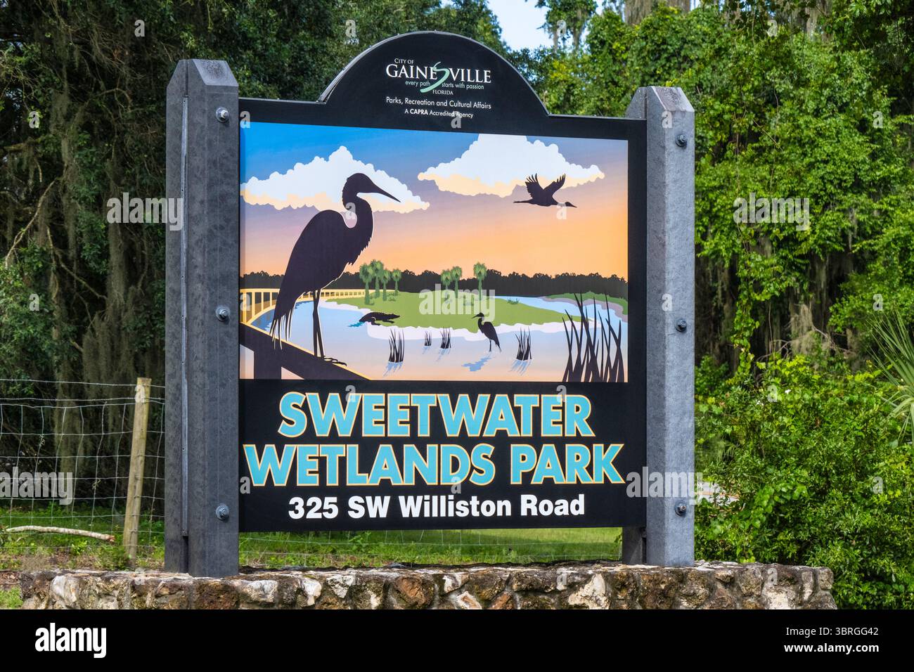 Cartello d'ingresso al Sweetwater Wetlands Park lungo la Paynes Prairie Preserve a Gainesville, Florida. (USA) Foto Stock