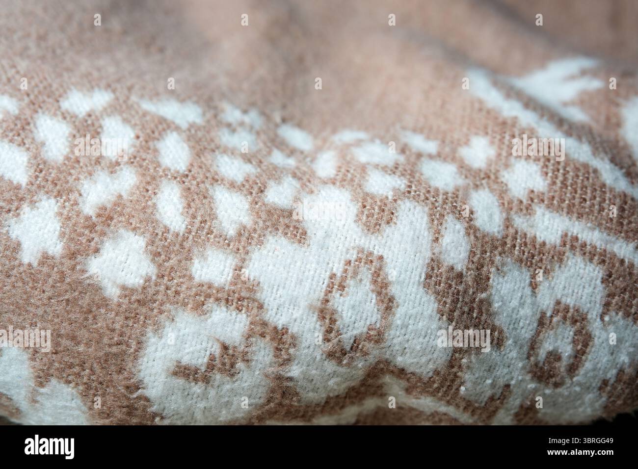 Design intricati su una morbida vetrina in tessuto artigianale. Foto Stock