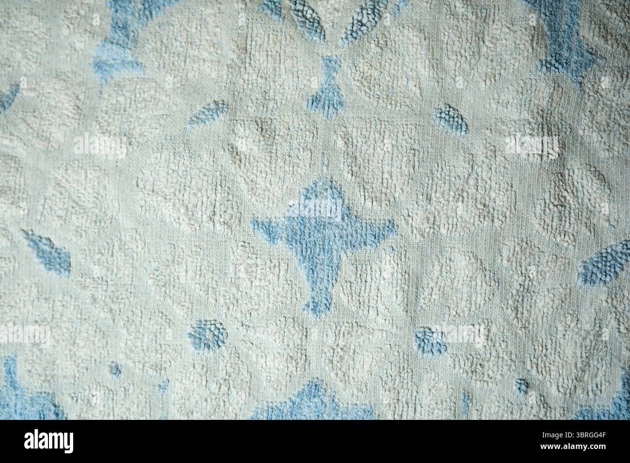 I tessuti delicati mostrano splendidi motivi blu, offrendo una sensazione di calma visiva. Foto Stock