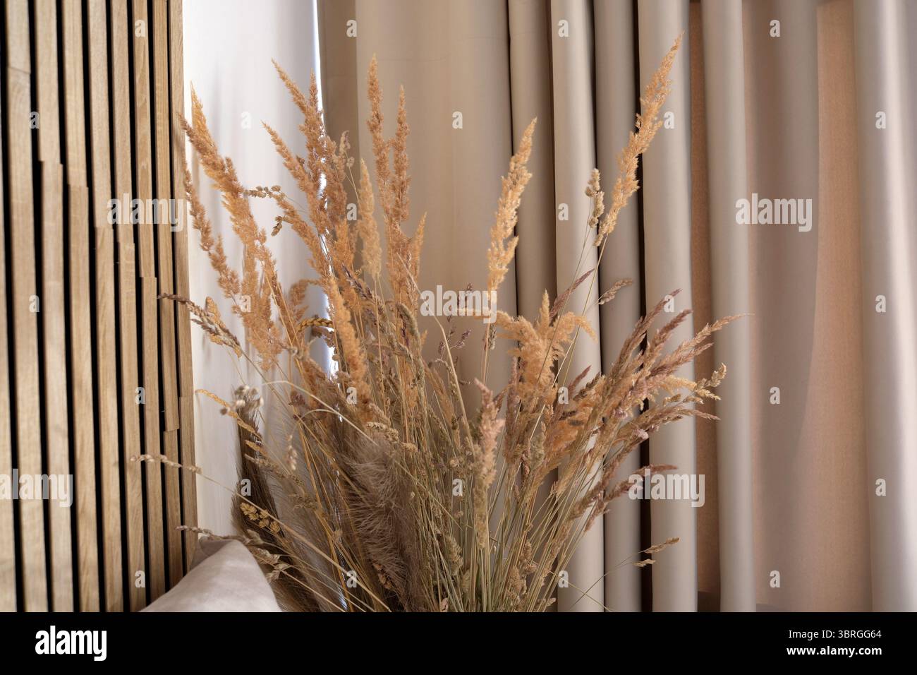 Le delicate sfumature di fiori secchi donano calore a uno spazio interno elegante. Foto Stock