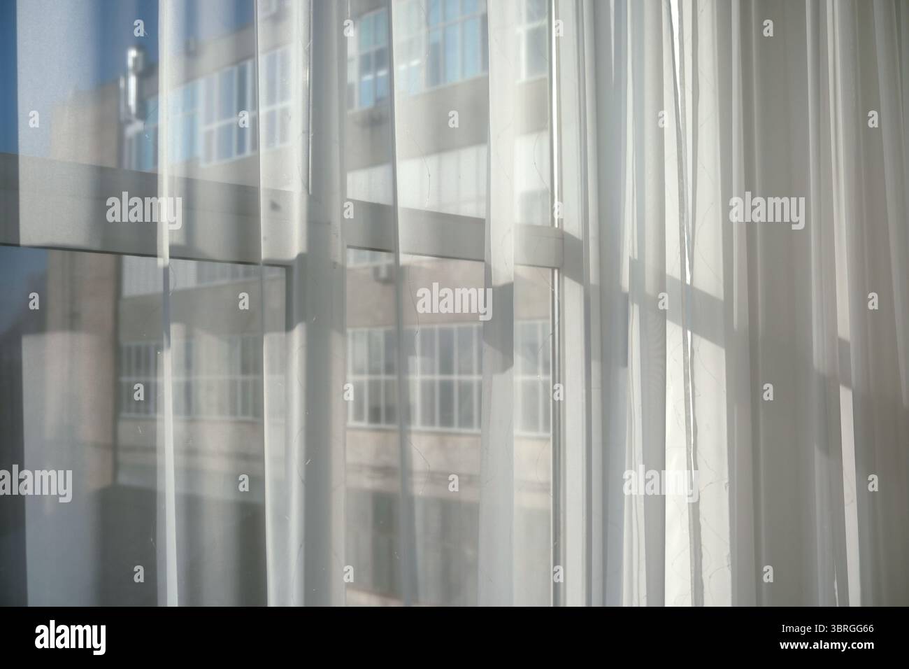 Una luce delicata penetra nella stanza, proiettando ombre morbide sulle pareti. Foto Stock