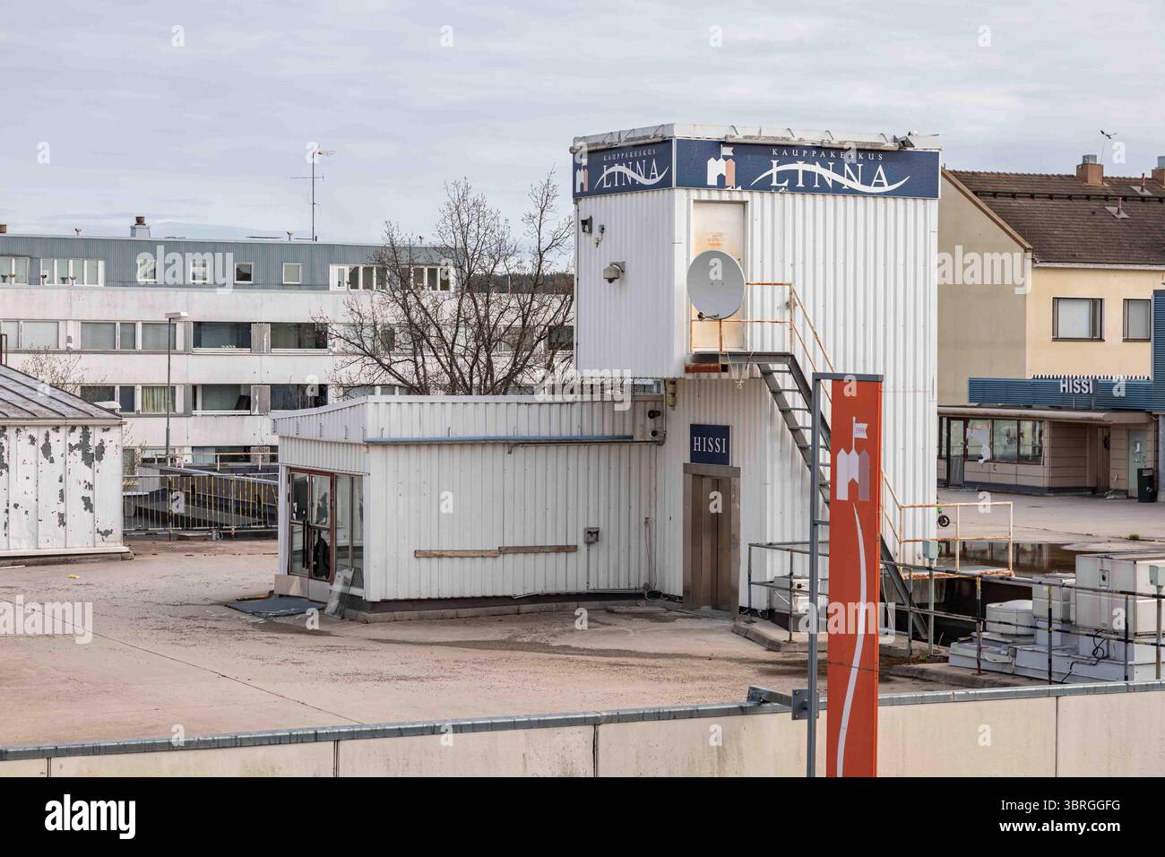 Infrastruttura abbandonata del parcheggio sul tetto del Linna Shopping Center a Hämeenlinna, Finlandia Foto Stock