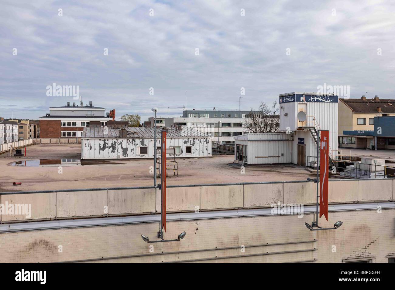 Parcheggio sul tetto abbandonato del centro commerciale Kauppakeskus Linna a Hämeenlinna, Finlandia Foto Stock