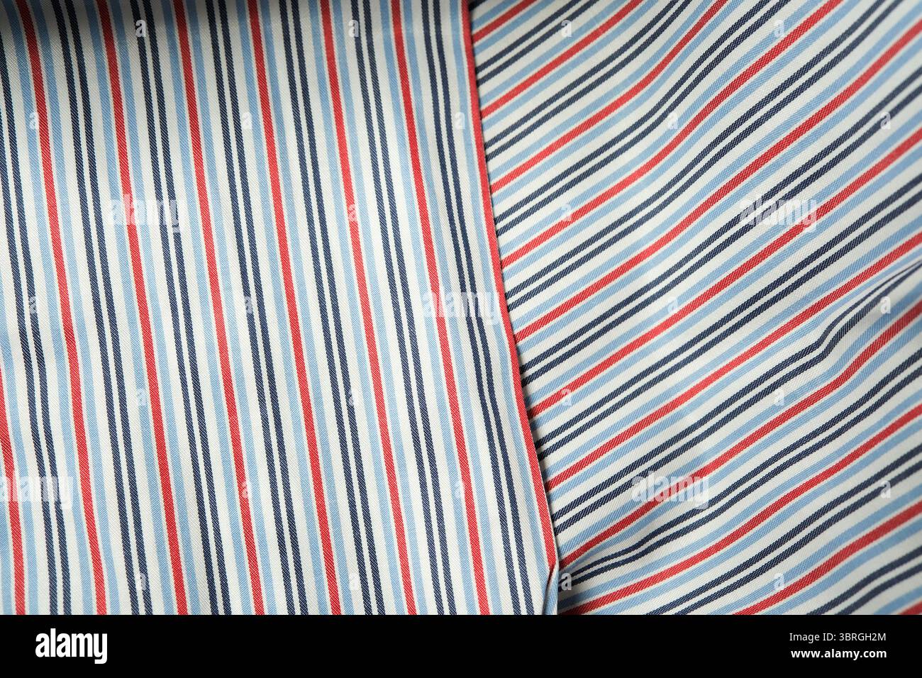 L'intricato tessuto a righe mostra un mix di colori e texture magnificamente. Foto Stock