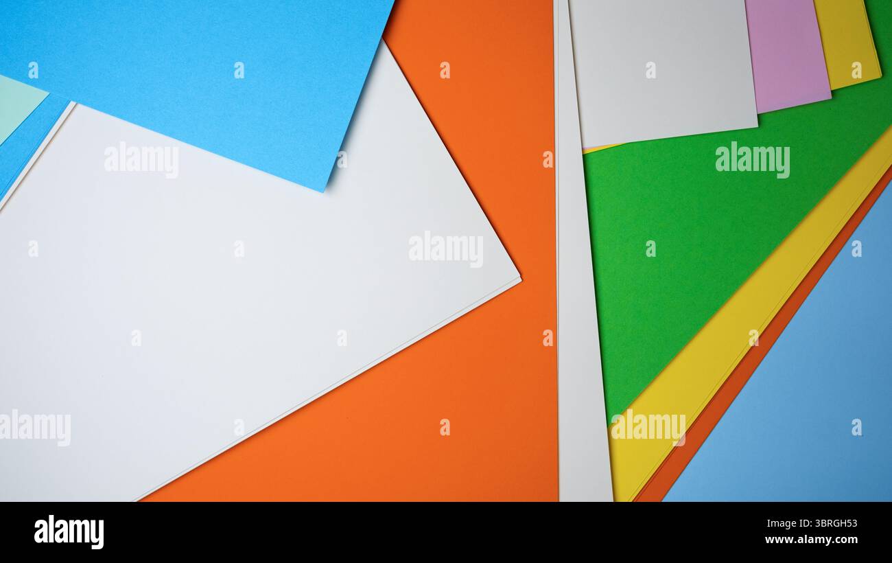 Vivaci fogli di carta in vari colori pronti per attività creative. Foto Stock