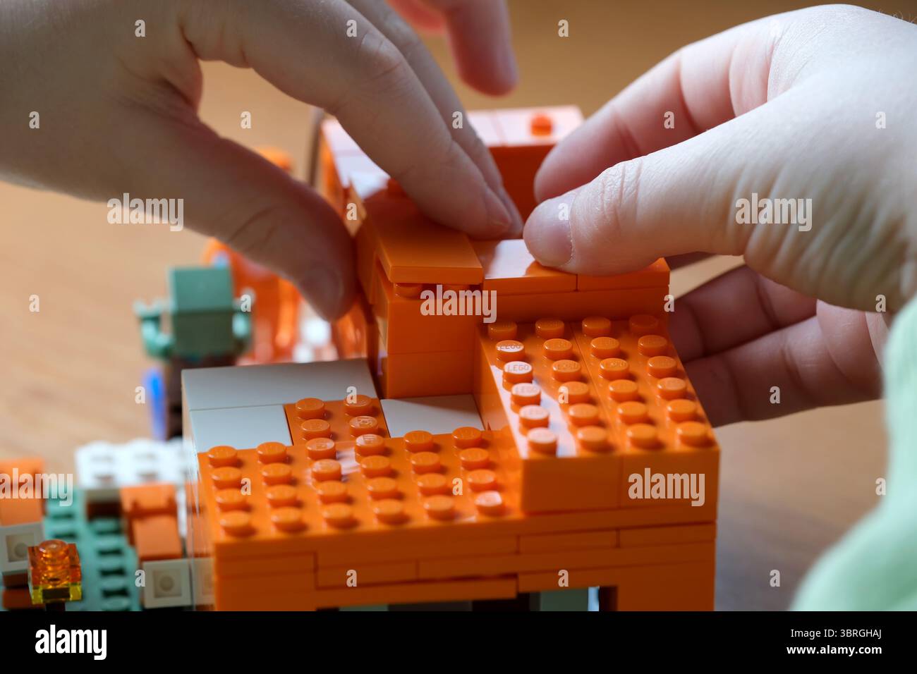 Immergiti in un edificio fantasioso con mattoncini Lego arancioni al chiuso. Foto Stock