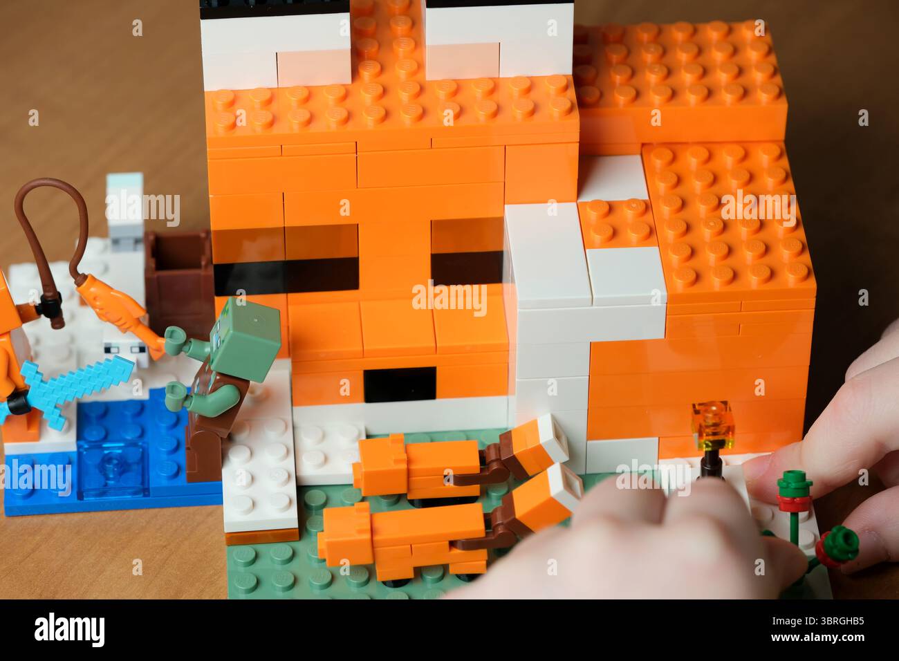 I bambini costruiscono strutture colorate con divertenti set di mattoni insieme. Foto Stock