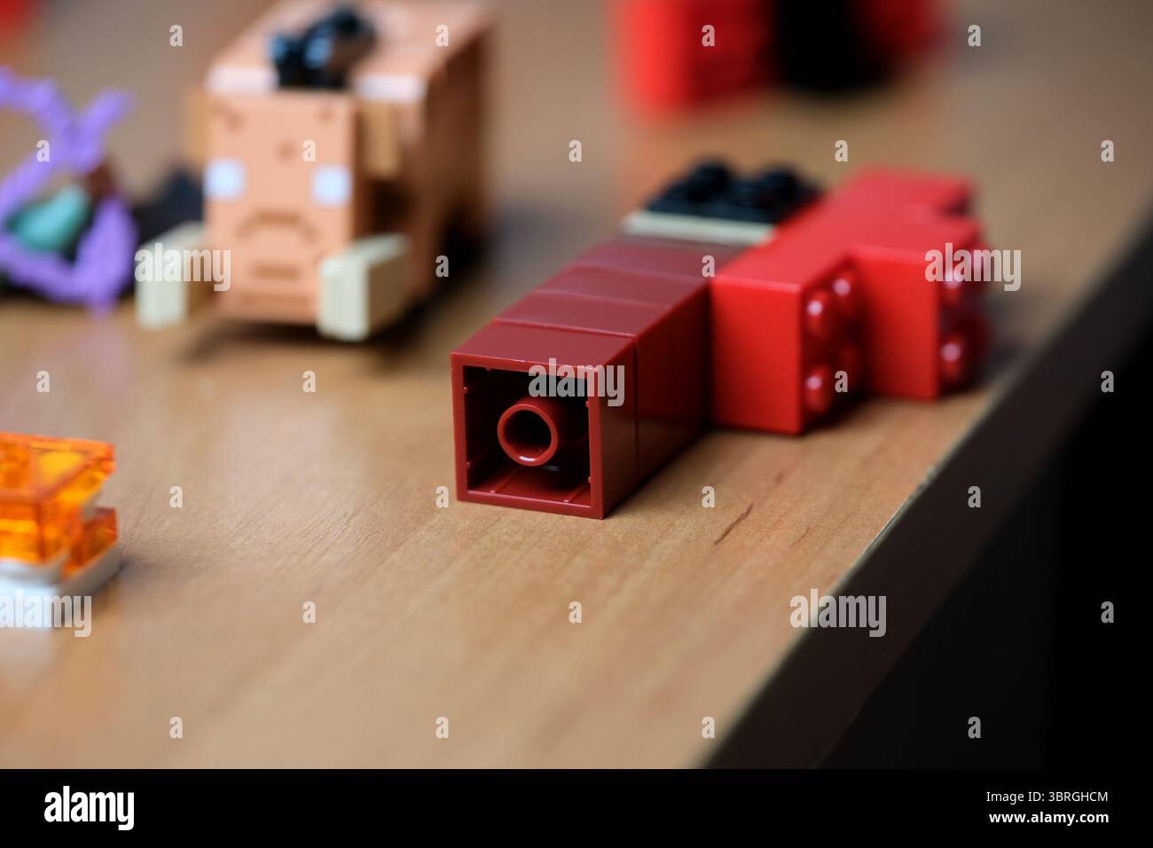 Blocchi creativi disposti su un tavolo di legno ispirano design divertenti e divertimento. Foto Stock