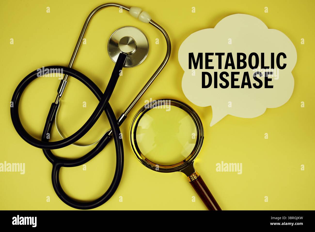 Messaggio di testo malattia metabolica su carta con lente di ingrandimento stetoscopio su sfondo giallo Foto Stock