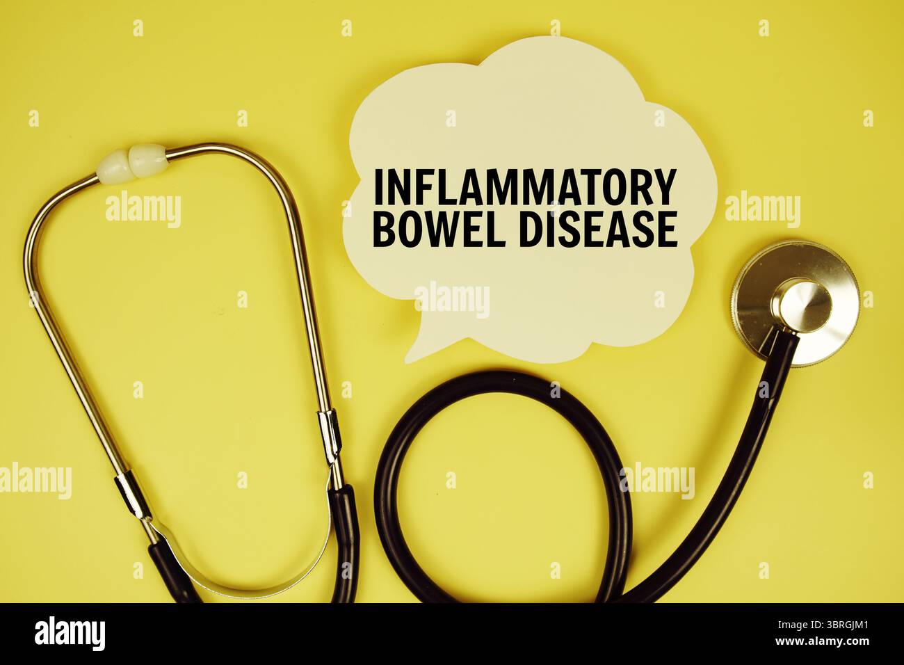 Messaggio di testo per malattie infiammatorie intestinali su bolla vocale con stetoscopio su sfondo giallo Foto Stock