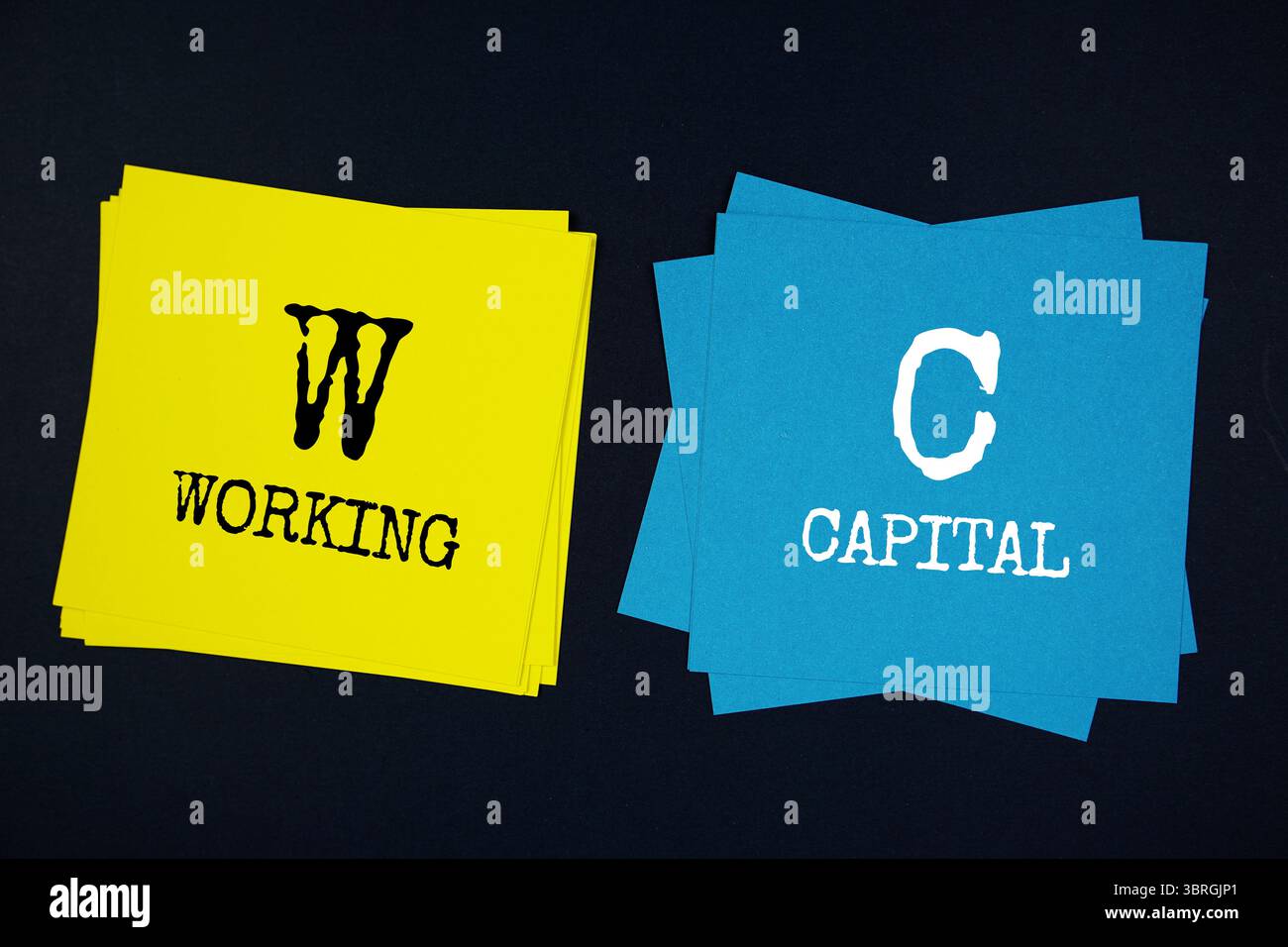 Messaggio di testo Working Capital (WC) su stick note su sfondo nero Foto Stock