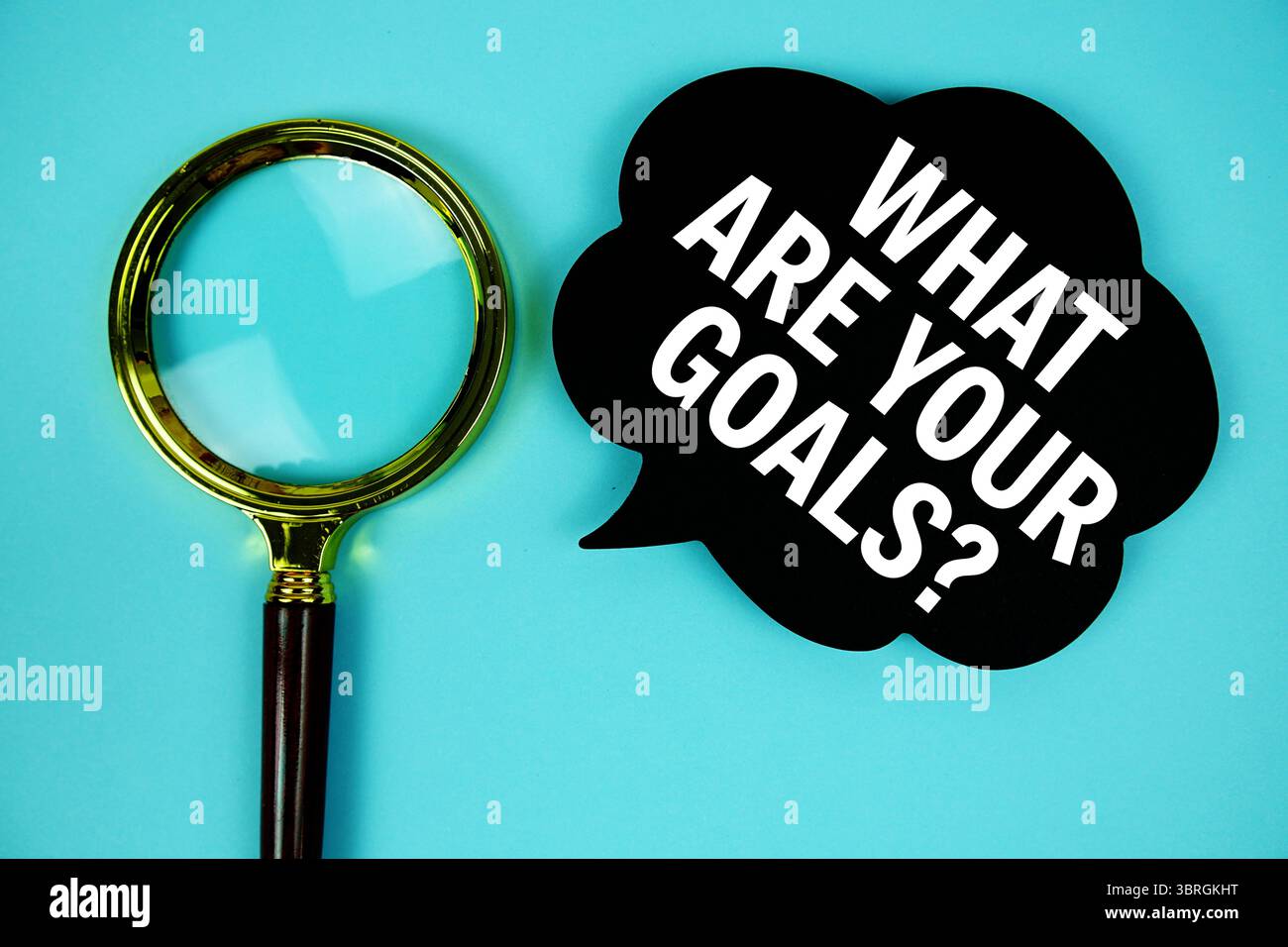 Quali sono i tuoi obiettivi? testo con bolla vocale e lente d'ingrandimento su sfondo blu Foto Stock