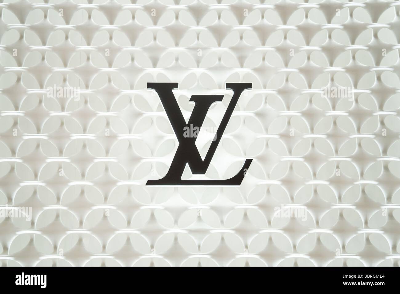 Bangkok, Thailandia. 12 luglio 2025. Il logo Louis Vuitton è esposto su una parete testurizzata all'interno della zona di lusso di un centro commerciale. Loghi e vetrine dei marchi all'interno delle zone di lusso, bellezza, intrattenimento e gastronomia del Siam Paragon, uno dei centri commerciali più esclusivi di Bangkok. Le immagini documentano come il Visual branding definisca lo spazio retail contemporaneo. Credito: SOPA Images Limited/Alamy Live News Foto Stock