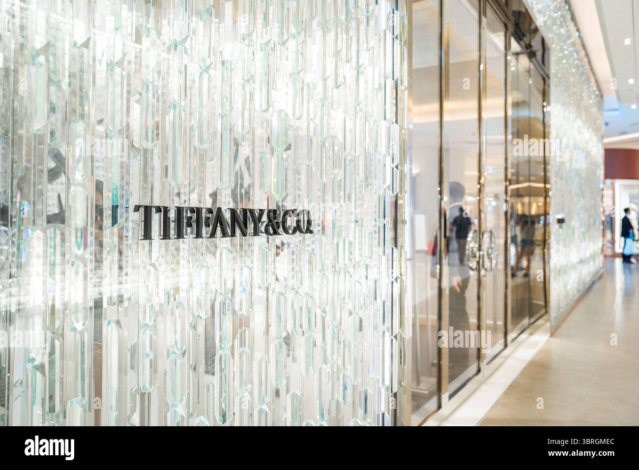 Bangkok, Thailandia. 12 luglio 2025. Il logo Tiffany & Co. È esposto nella sua boutique nella sezione di lusso di un centro commerciale. Loghi e vetrine dei marchi all'interno delle zone di lusso, bellezza, intrattenimento e gastronomia del Siam Paragon, uno dei centri commerciali più esclusivi di Bangkok. Le immagini documentano come il Visual branding definisca lo spazio retail contemporaneo. Credito: SOPA Images Limited/Alamy Live News Foto Stock