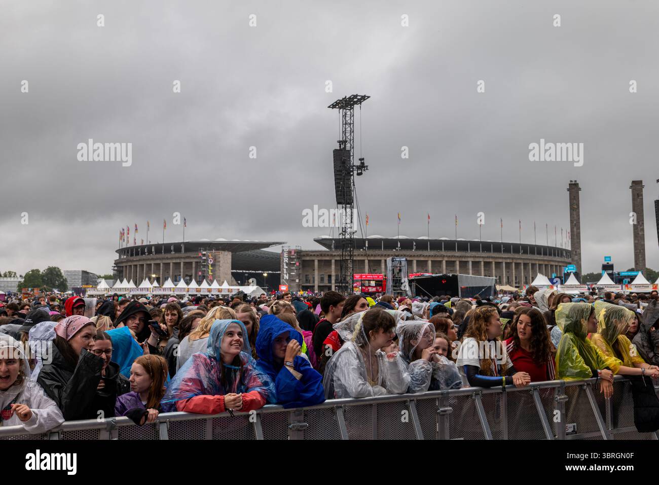 Berlino, Germania - 12 luglio 2025, Lollapalooza Crowd guardando la band indie rock britannica The Last Dinner Party che si esibisce al Lollapalooza Berlin, Olympiapark 2025 crediti: Colin Darbyshire, Alamy Live News Foto Stock