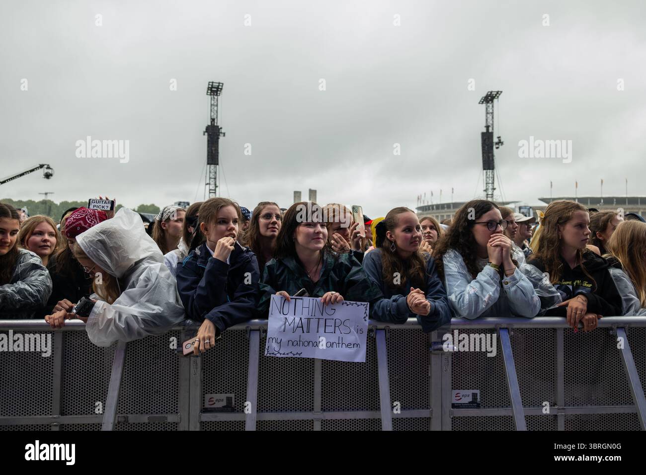 Berlino, Germania - 12 luglio 2025, Lollapalooza Crowd guardando la band indie rock britannica The Last Dinner Party che si esibisce al Lollapalooza Berlin, Olympiapark 2025 crediti: Colin Darbyshire, Alamy Live News Foto Stock