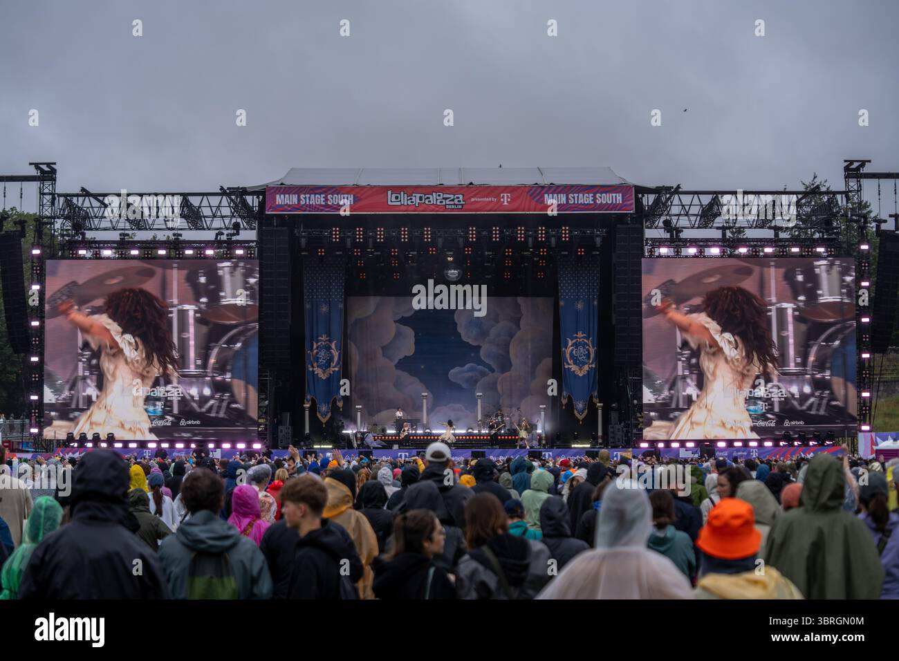 Berlino, Germania - 12 luglio 2025, Lollapalooza Crowd guardando la band indie rock britannica The Last Dinner Party che si esibisce al Lollapalooza Berlin, Olympiapark 2025 crediti: Colin Darbyshire, Alamy Live News Foto Stock