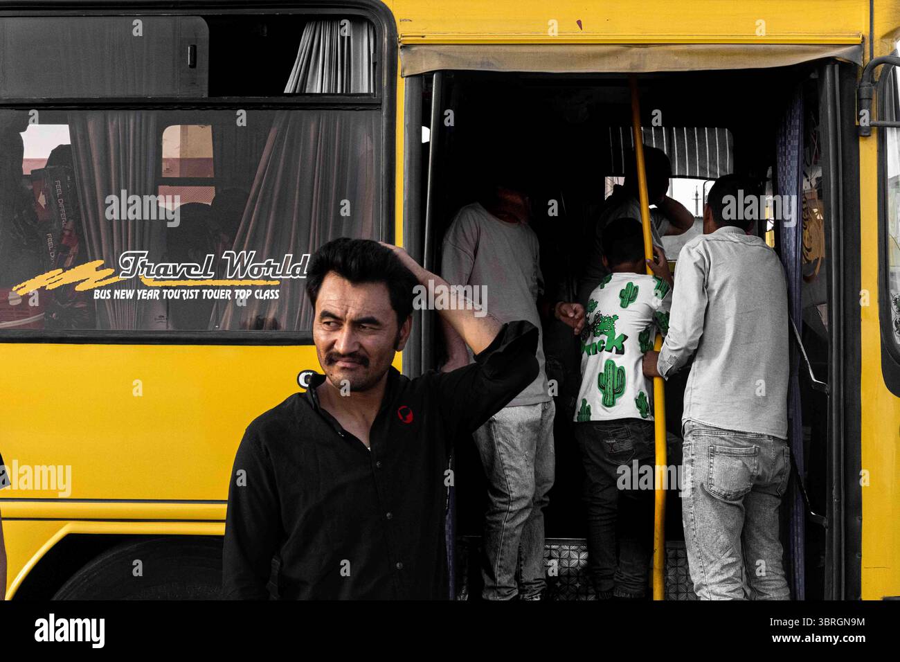 Rifugiati afghani e richiedenti asilo espulsi dall'Iran dopo la guerra Iran/Israele Foto Stock