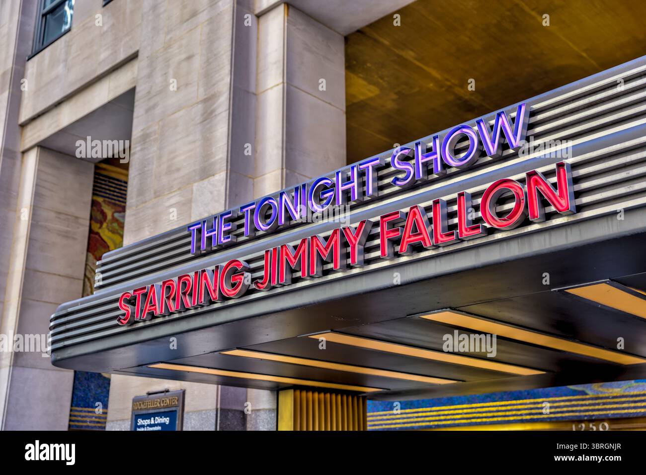 New York, New York - 21 febbraio 2022: Cartello per il Tonight Show e gli NBC Studios al 30 Rockerfeller Centre di York City Foto Stock