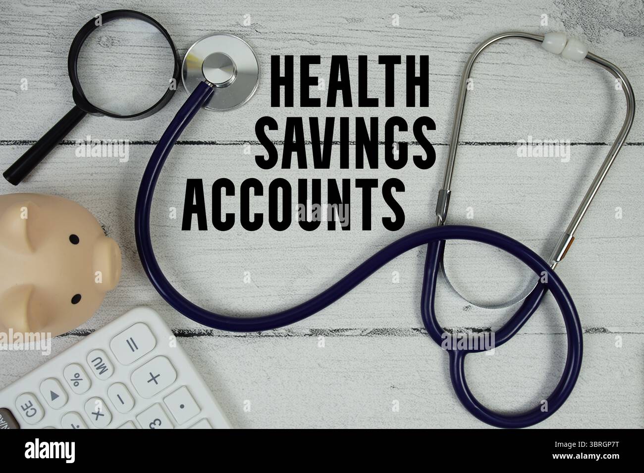 Health Savings Accounts (HSA) testo con stetoscopio e lente d'ingrandimento su sfondo in legno Foto Stock